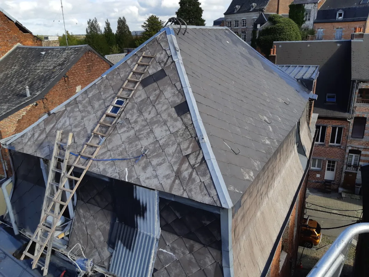 Toiture en ardoise avant réfection — ZD Habitat Sur